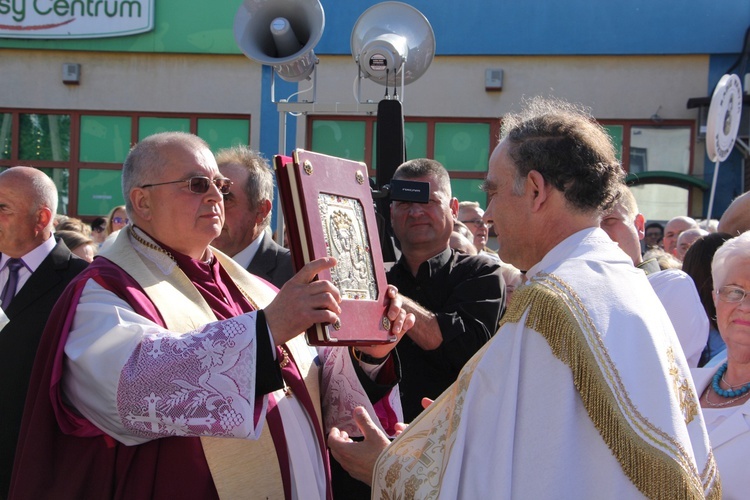 Powitanie ikony MB Częstochowskiej w parafii św. Barbary w Głownie