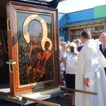 Powitanie ikony MB Częstochowskiej w parafii św. Barbary w Głownie