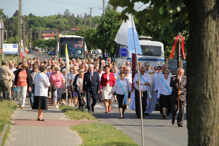 Powitanie ikony MB Częstochowskiej w parafii św. Barbary w Głownie