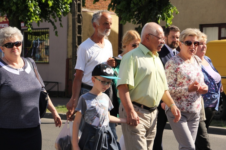 Powitanie ikony MB Częstochowskiej w parafii św. Barbary w Głownie