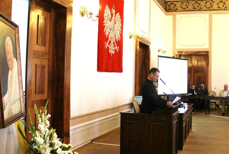 W swoim wystąpieniu ks. kan. Andrzej Jędrzejewski mówił „O demokracji i dobru wspólnym w kolejną rocznicę pobytu św. Jana Pawła II w Radomiu”