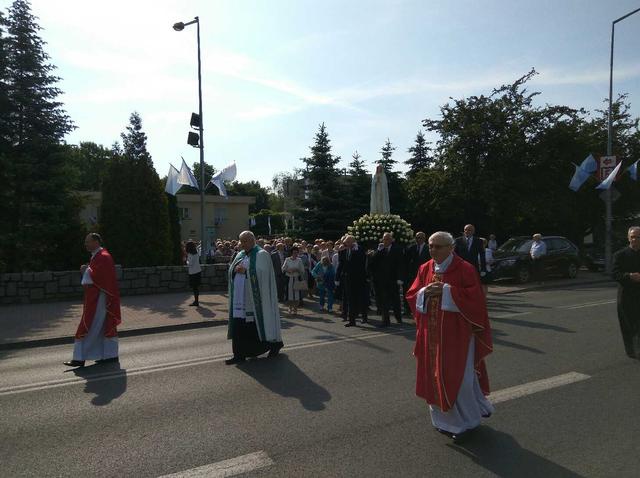 Procesja z figurą Matki Bożej Fatimskiej na plac koronacyjny