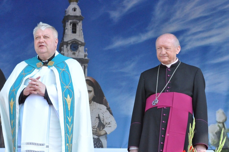 Wierni towarzyszą Maryi na plac koronacyjny