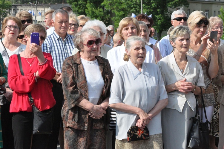 Wierni towarzyszą Maryi na plac koronacyjny