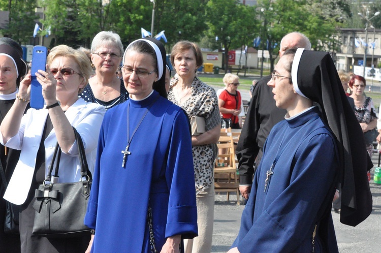 Wierni towarzyszą Maryi na plac koronacyjny