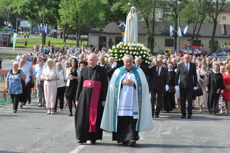 Wierni towarzyszą Maryi na plac koronacyjny