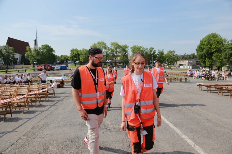 Procesja z figurą Matki Bożej Fatimskiej na plac koronacyjny