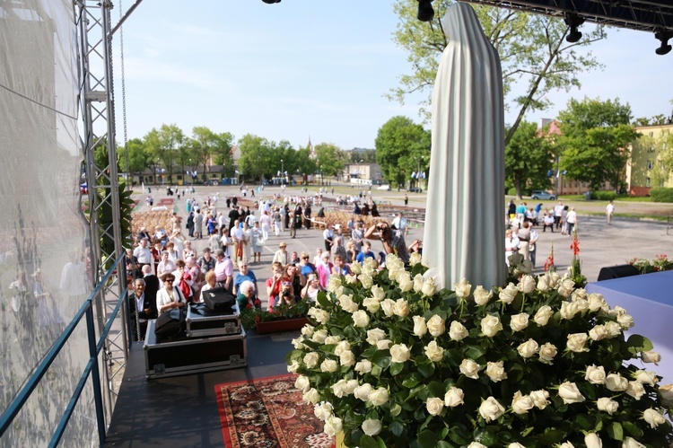 Procesja z figurą Matki Bożej Fatimskiej na plac koronacyjny