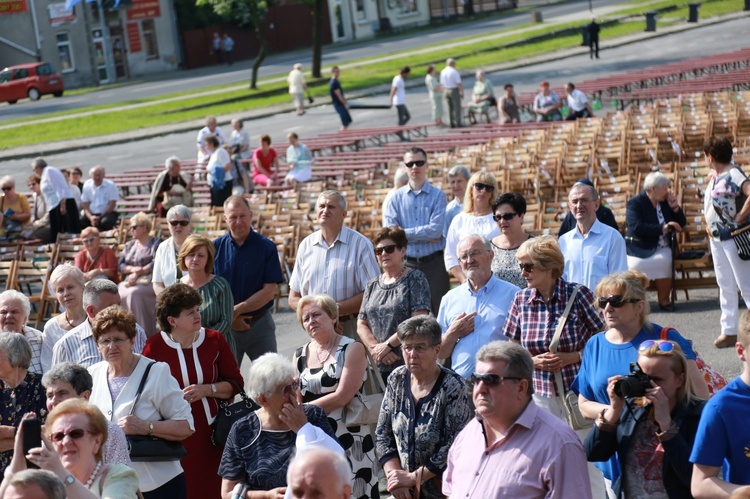 Procesja z figurą Matki Bożej Fatimskiej na plac koronacyjny