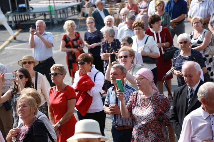 Procesja z figurą Matki Bożej Fatimskiej na plac koronacyjny