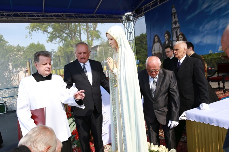 Procesja z figurą Matki Bożej Fatimskiej na plac koronacyjny