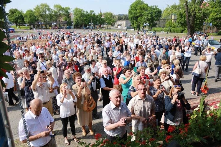 Procesja z figurą Matki Bożej Fatimskiej na plac koronacyjny