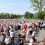 Procesja z figurą Matki Bożej Fatimskiej na plac koronacyjny