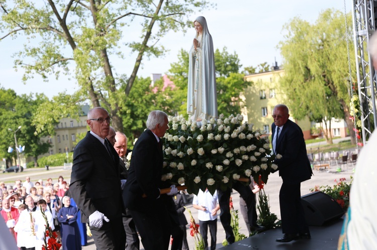 Procesja z figurą Matki Bożej Fatimskiej na plac koronacyjny