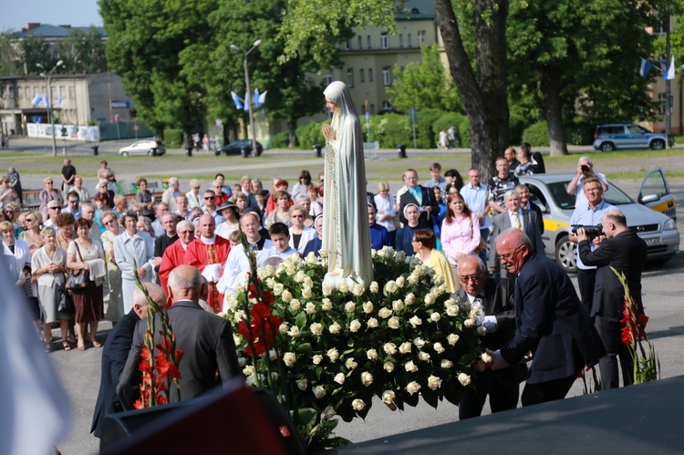 Procesja z figurą Matki Bożej Fatimskiej na plac koronacyjny