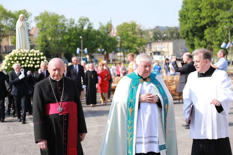 Procesja z figurą Matki Bożej Fatimskiej na plac koronacyjny