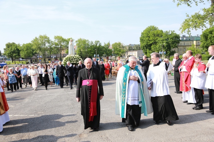 Procesja z figurą Matki Bożej Fatimskiej na plac koronacyjny