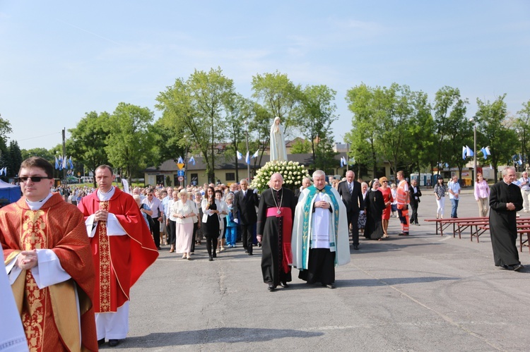 Procesja z figurą Matki Bożej Fatimskiej na plac koronacyjny