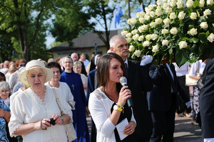 Procesja z figurą Matki Bożej Fatimskiej na plac koronacyjny