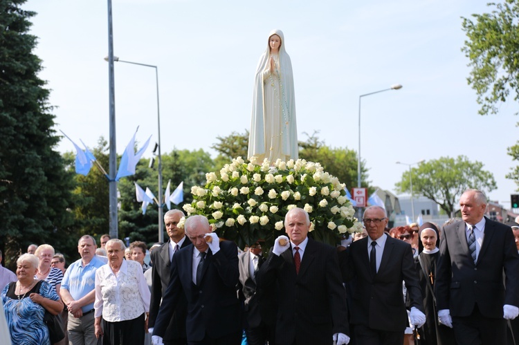 Procesja z figurą Matki Bożej Fatimskiej na plac koronacyjny