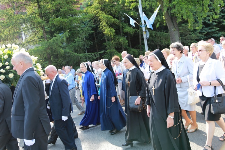 Procesja z figurą Matki Bożej Fatimskiej na plac koronacyjny