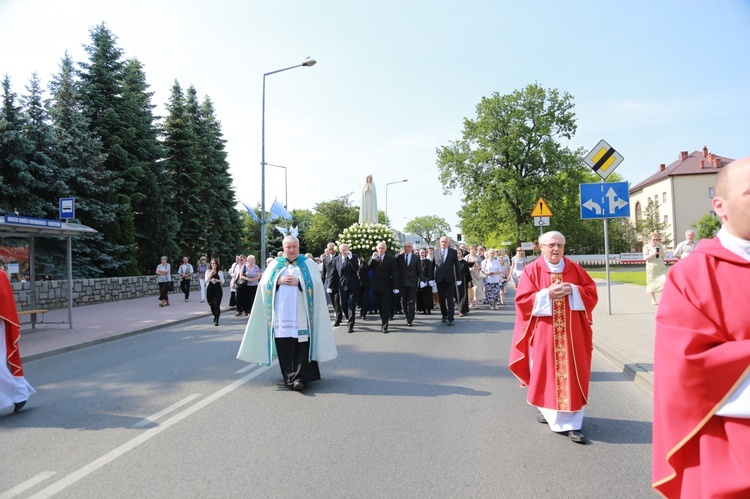 Procesja z figurą Matki Bożej Fatimskiej na plac koronacyjny