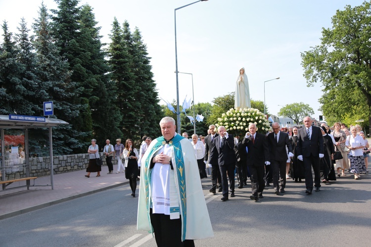 Procesja z figurą Matki Bożej Fatimskiej na plac koronacyjny