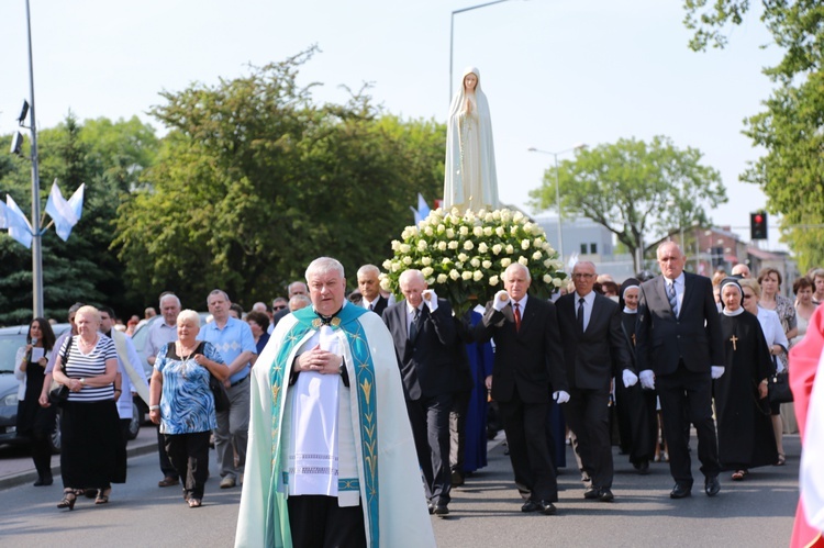 Procesja z figurą Matki Bożej Fatimskiej na plac koronacyjny