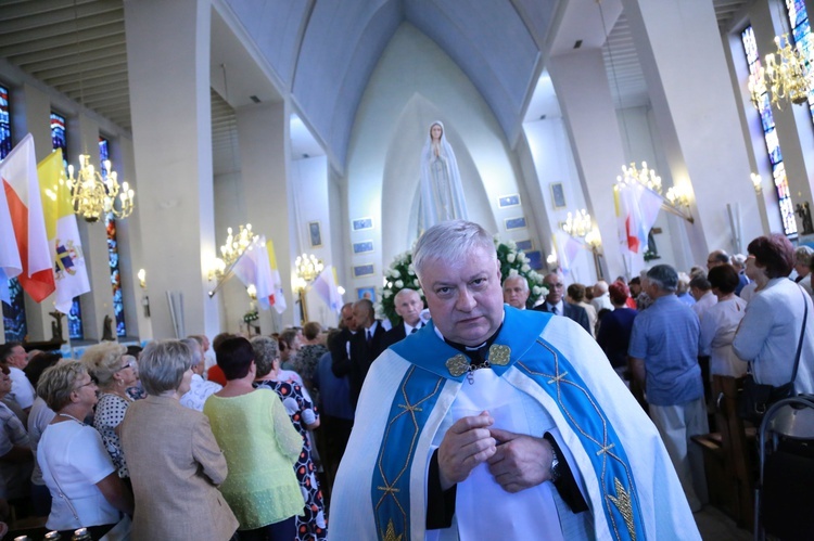 Procesja z figurą Matki Bożej Fatimskiej na plac koronacyjny