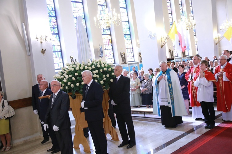 Procesja z figurą Matki Bożej Fatimskiej na plac koronacyjny