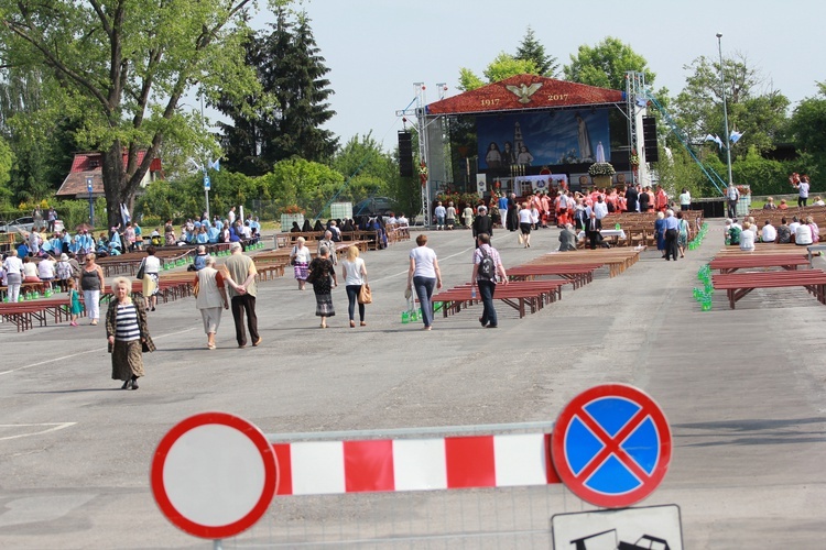 Procesja z figurą Matki Bożej Fatimskiej na plac koronacyjny