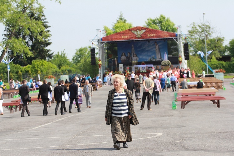 Procesja z figurą Matki Bożej Fatimskiej na plac koronacyjny