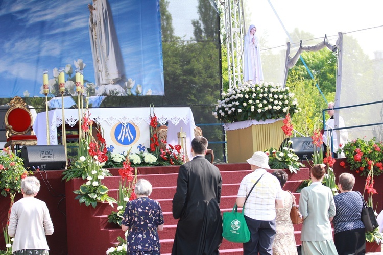 Procesja z figurą Matki Bożej Fatimskiej na plac koronacyjny