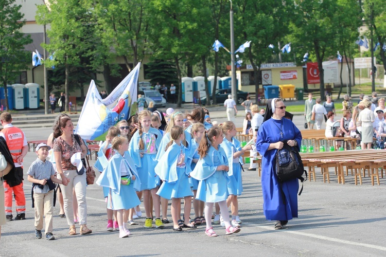 Procesja z figurą Matki Bożej Fatimskiej na plac koronacyjny