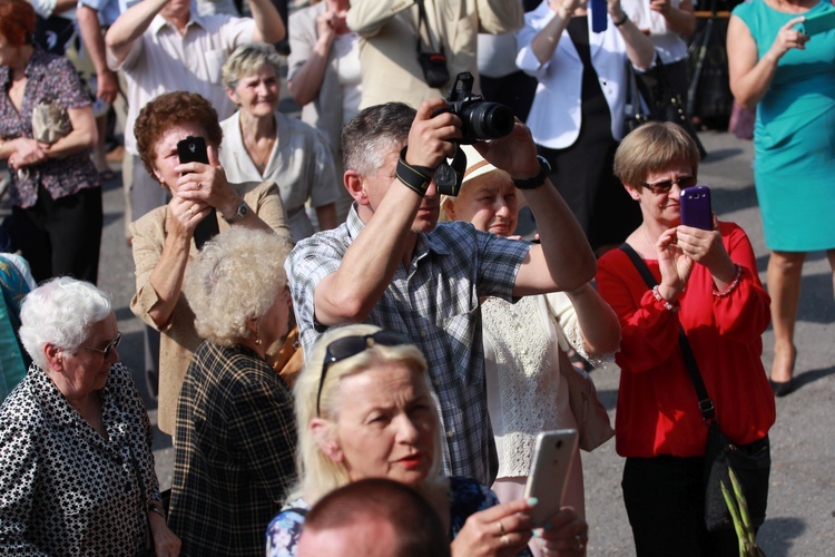 Procesja z figurą Matki Bożej Fatimskiej na plac koronacyjny