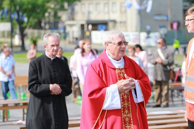 Procesja z figurą Matki Bożej Fatimskiej na plac koronacyjny