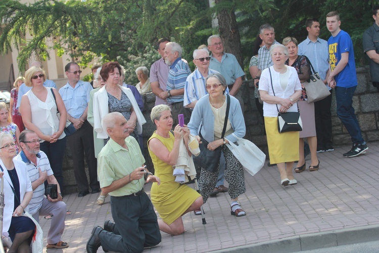 Procesja z figurą Matki Bożej Fatimskiej na plac koronacyjny