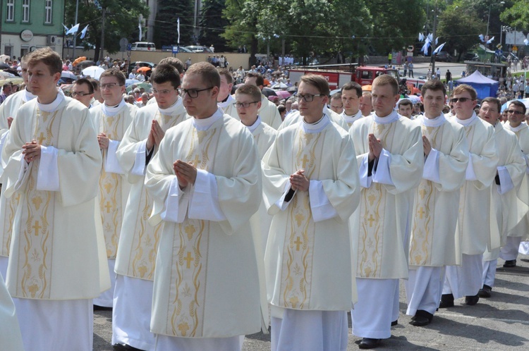 Procesja do ołtarza - Msza św. koronacyjna