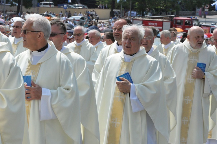 Procesja do ołtarza - Msza św. koronacyjna