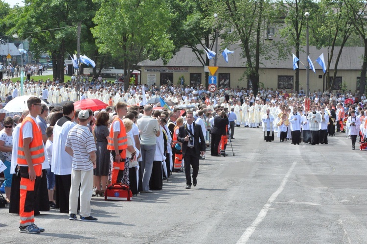 Procesja do ołtarza - Msza św. koronacyjna