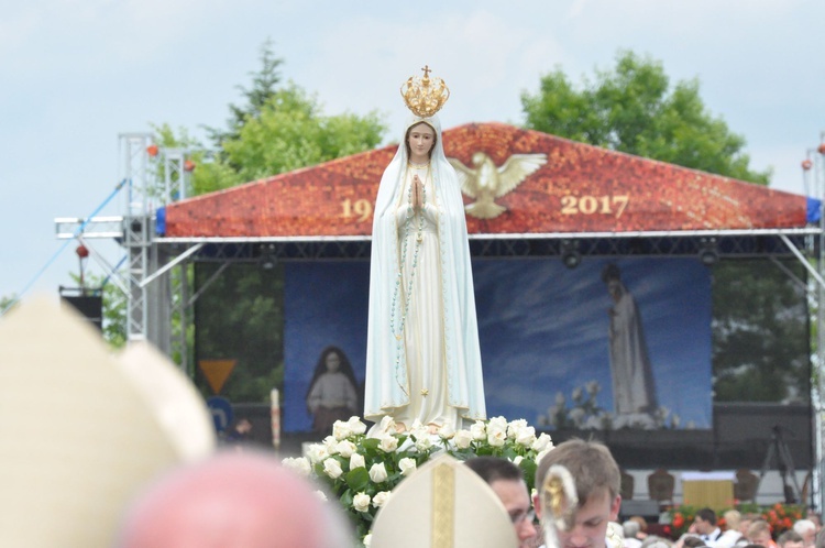 Zakończenie Mszy św. i procesja do sanktuarium