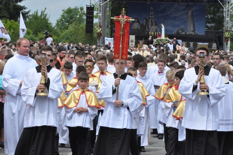 Zakończenie Mszy św. i procesja do sanktuarium