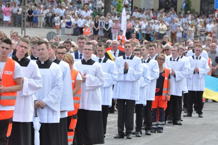 Zakończenie Mszy św. i procesja do sanktuarium