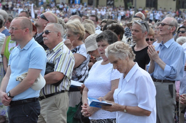 Zakończenie Mszy św. i procesja do sanktuarium