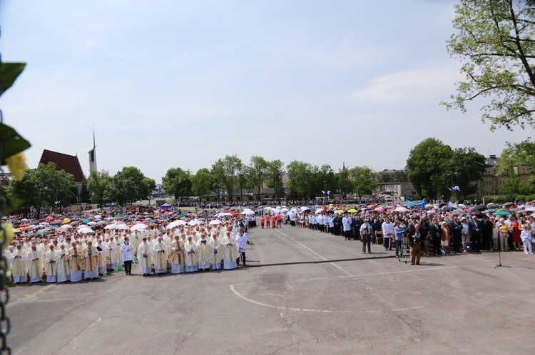 Procesja do ołtarza - Msza św. koronacyjna