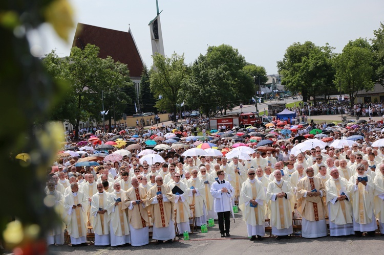 Procesja do ołtarza - Msza św. koronacyjna