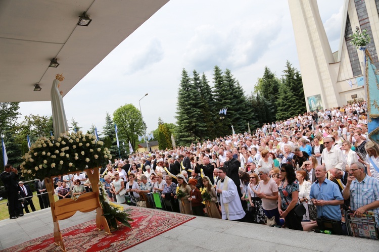 Zakończenie Mszy św. i procesja do sanktuarium