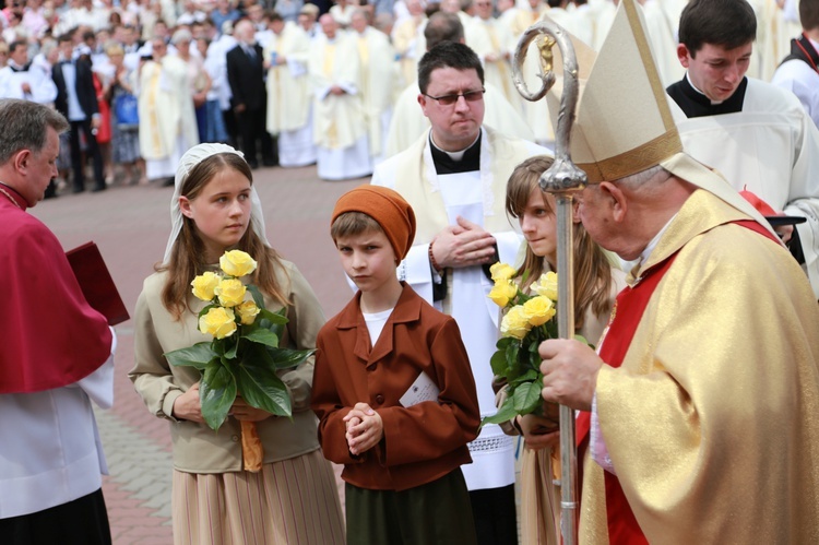 Zakończenie Mszy św. i procesja do sanktuarium