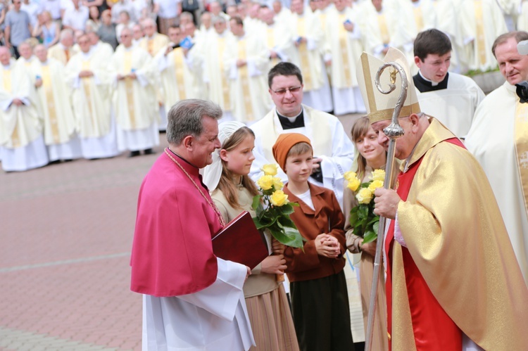 Zakończenie Mszy św. i procesja do sanktuarium