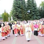 Zakończenie Mszy św. i procesja do sanktuarium